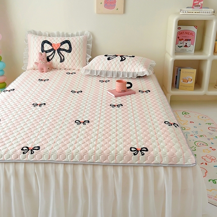 91家纺网 家纺一手货源 找家纺 （总）柒月家居 2024新款奶油风大版凉感丝床裙款乳胶席