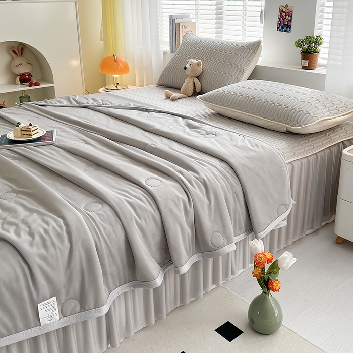 91家纺网 家纺一手货源 找家纺 爱洛 2024新款凉感丝乳胶凉席夏被四件套夏凉被空调被乳胶席 浅灰