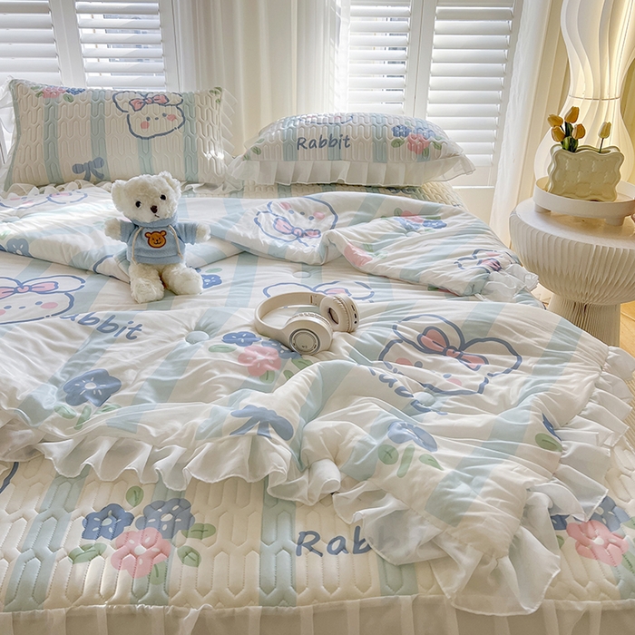 91家纺网 家纺一手货源 找家纺 慕澄家纺 2024新款小版印花床裙款乳胶凉席凉感丝夏被四件套 床裙款-条纹兔