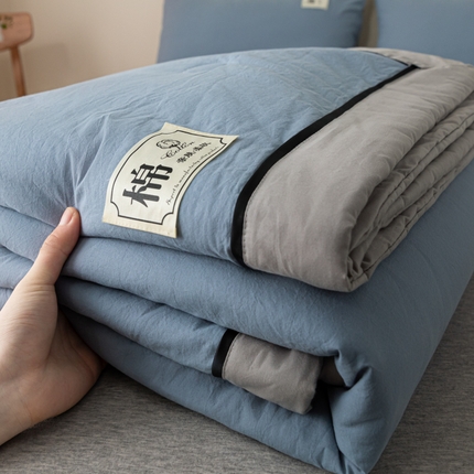 91家纺网 家纺一手货源 找家纺 简如 2025新款A类纯棉水洗棉简约双拼夏凉被空调被全棉棉花夏被四件套 浅蓝+浅灰