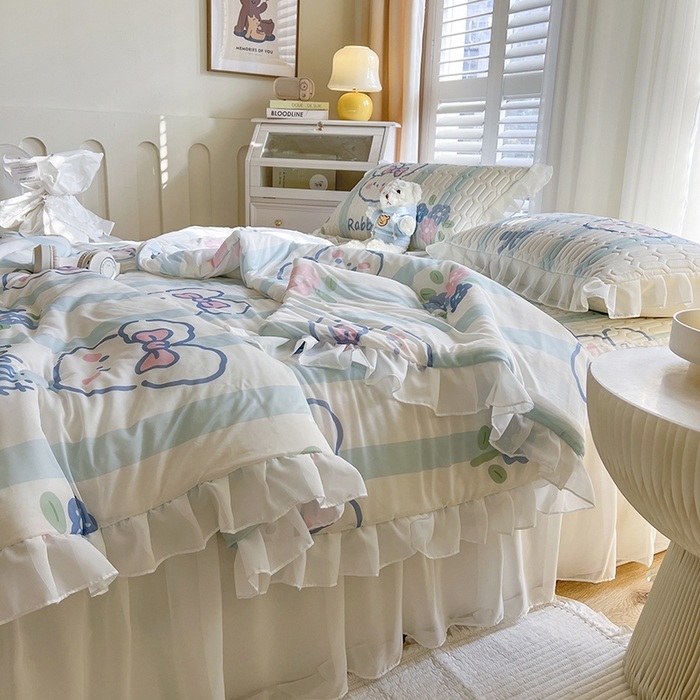 91家纺网 家纺一手货源 找家纺 慕澄家纺 2024新款小版印花床裙款乳胶凉席凉感丝夏被四件套 床裙款-条纹兔