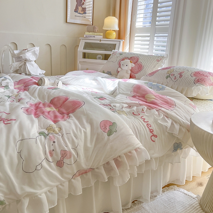 91家纺网 家纺一手货源 找家纺 慕澄家纺 2024新款小版印花床裙款乳胶凉席凉感丝夏被四件套 床裙款-心花怒放