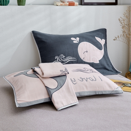 91家纺网 家纺一手货源 找家纺 朴尔家纺-毛巾被 2024新款卡通AB组合全棉四层纱布枕巾52*78cm一对 小鲸鱼