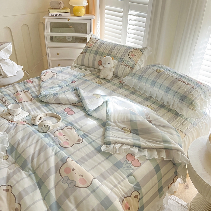 91家纺网 家纺一手货源 找家纺 慕澄家纺 2024新款小版印花床裙款乳胶凉席凉感丝夏被四件套 床裙款-格子熊