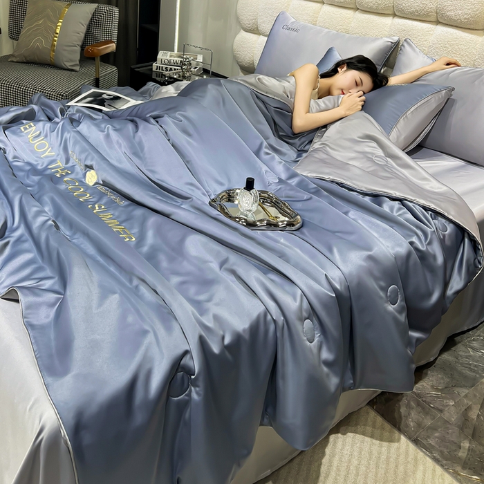 91家纺网 家纺一手货源 找家纺 梦镜家纺 2025新款凉感丝刺绣系列夏被 优雅紫+山灰