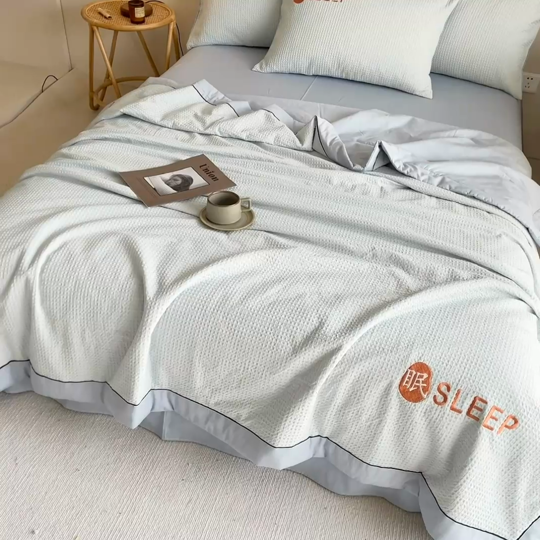 91家纺网 家纺一手货源 找家纺 眠博士 2024新款A类全棉华夫格拼角夏被套件系列 夏被-雾蓝