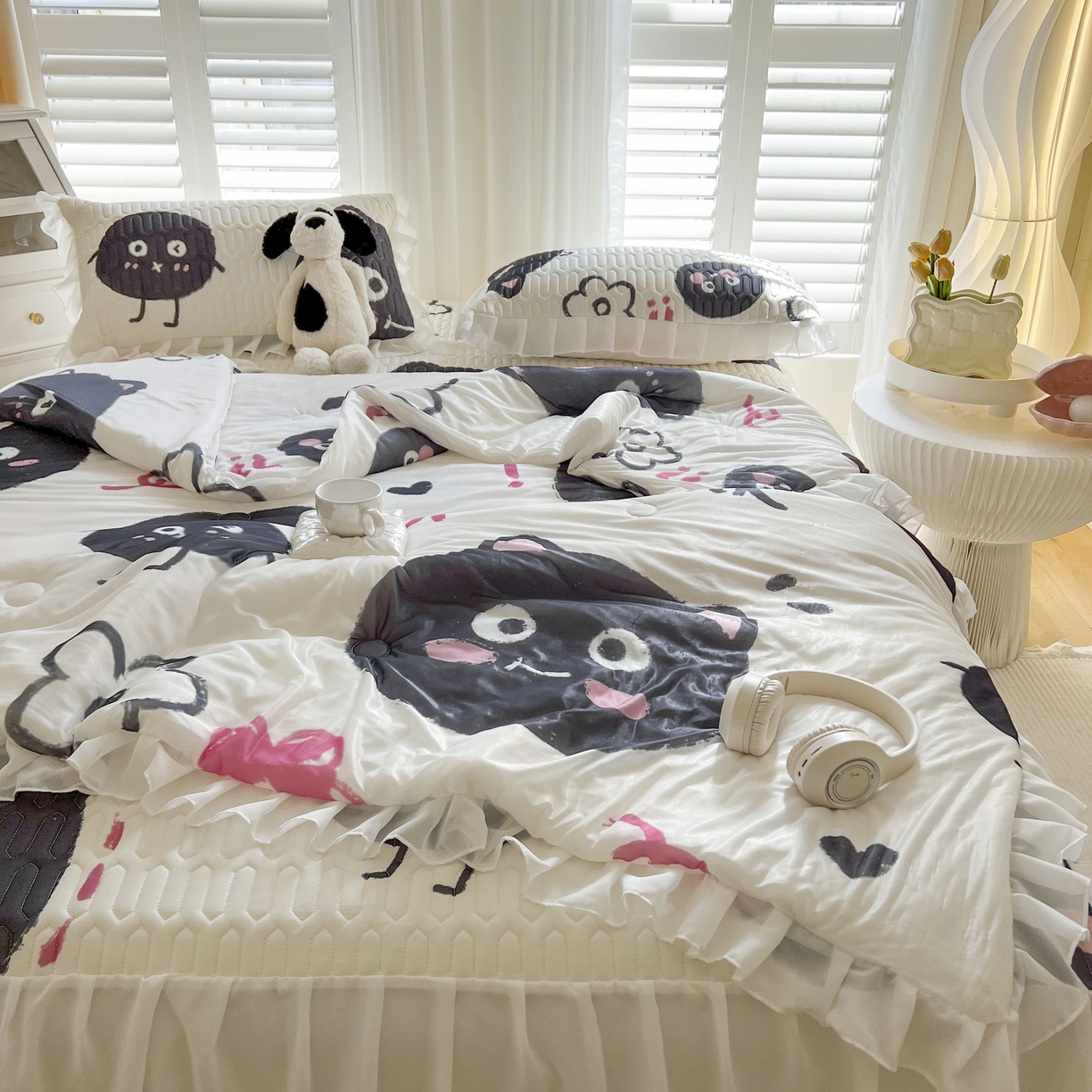 91家纺网 家纺一手货源 找家纺 慕澄家纺 2024新款小版印花床裙款乳胶凉席凉感丝夏被四件套 床裙款-小煤球