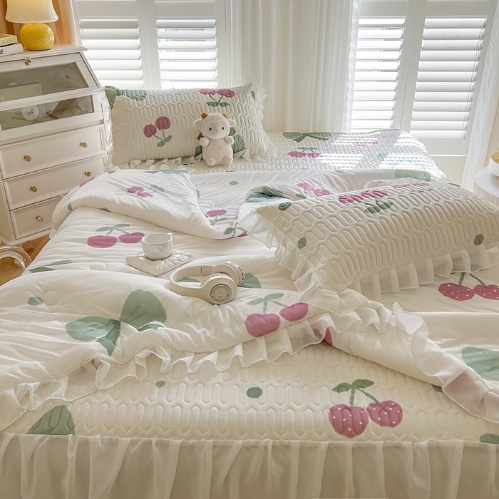 91家纺网 家纺一手货源 找家纺 慕澄家纺 2024新款小版印花床裙款乳胶凉席凉感丝夏被四件套 床裙款-粉樱桃