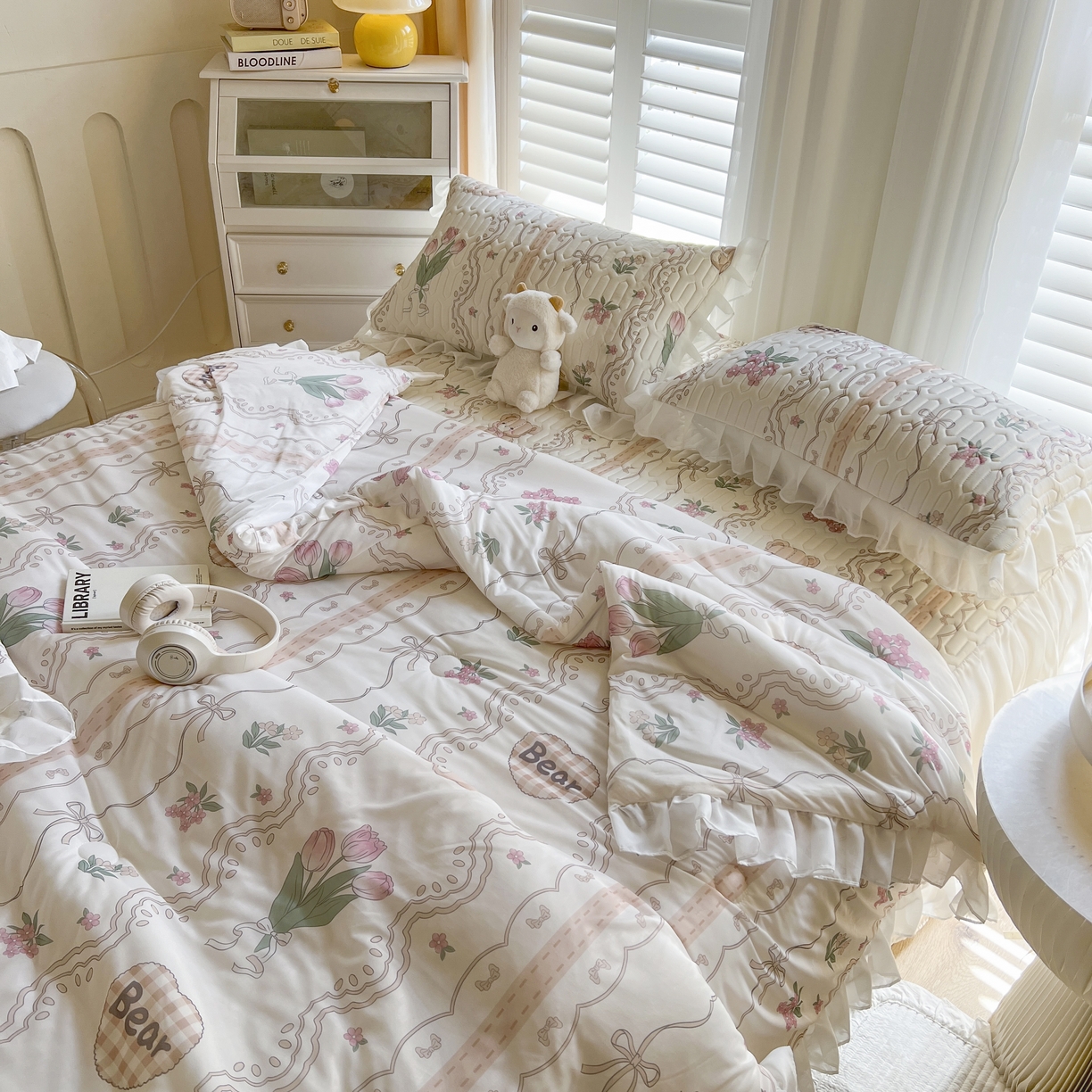 91家纺网 家纺一手货源 找家纺 慕澄家纺 2024新款小版印花床裙款乳胶凉席凉感丝夏被四件套 床裙款-洛丽塔