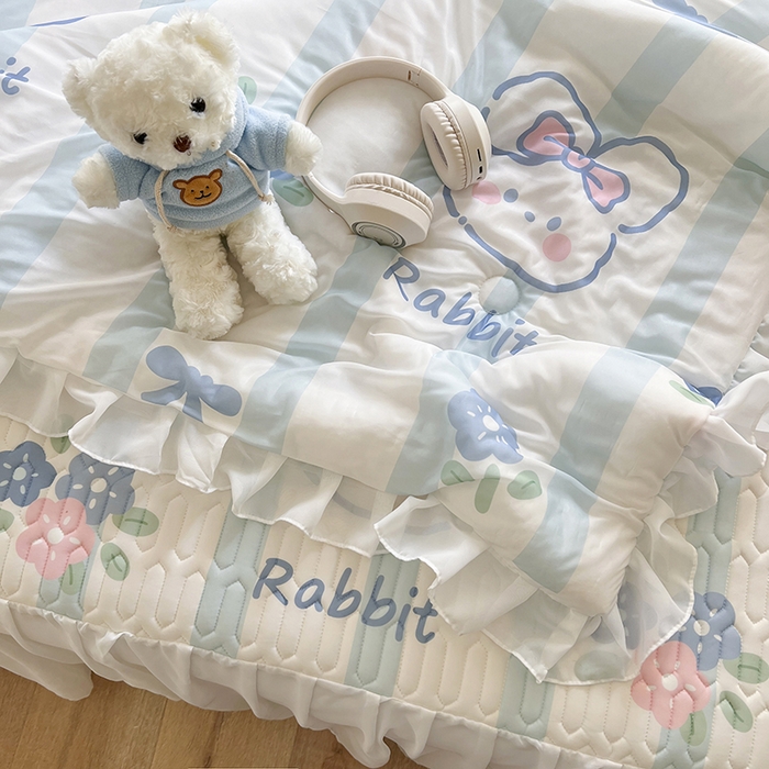 91家纺网 家纺一手货源 找家纺 慕澄家纺 2024新款小版印花床裙款乳胶凉席凉感丝夏被四件套 床裙款-条纹兔