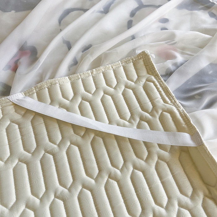 91家纺网 家纺一手货源 找家纺 慕澄家纺 2024新款小版印花床裙款乳胶凉席凉感丝夏被四件套 床裙款-快乐小狗