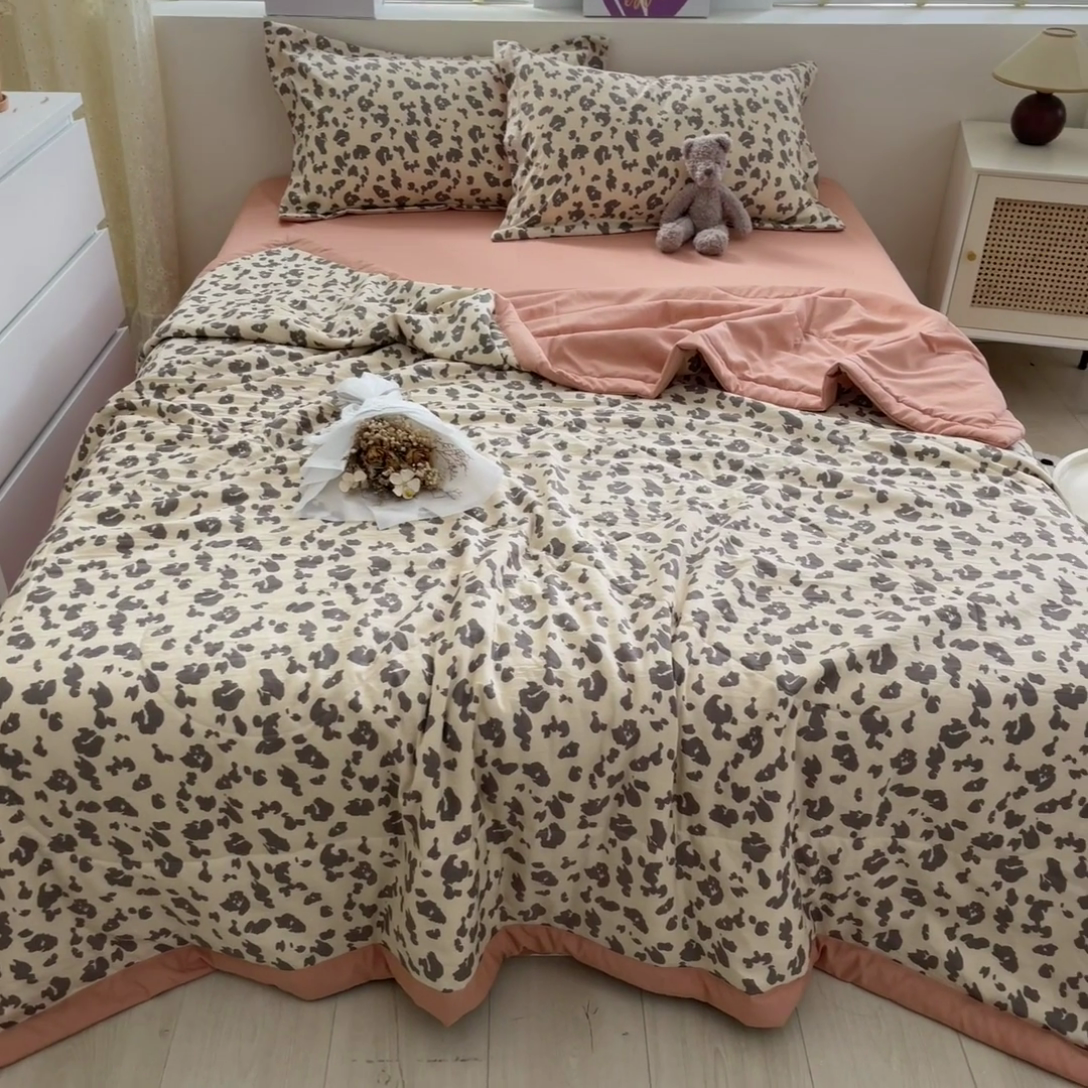 91家纺网 家纺一手货源 找家纺 梵克保罗 2024新款春夏水洗棉麻双层纱夏被四件套 简约豹纹