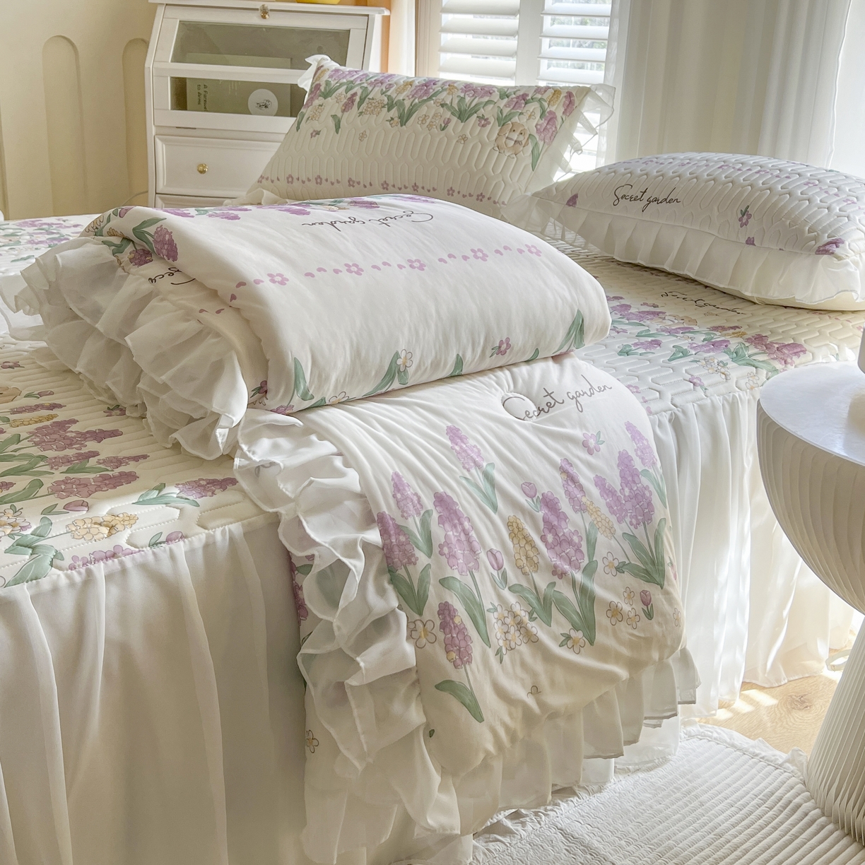 91家纺网 家纺一手货源 找家纺 慕澄家纺 2024新款小版印花床裙款乳胶凉席凉感丝夏被四件套 床裙款-紫色浪漫