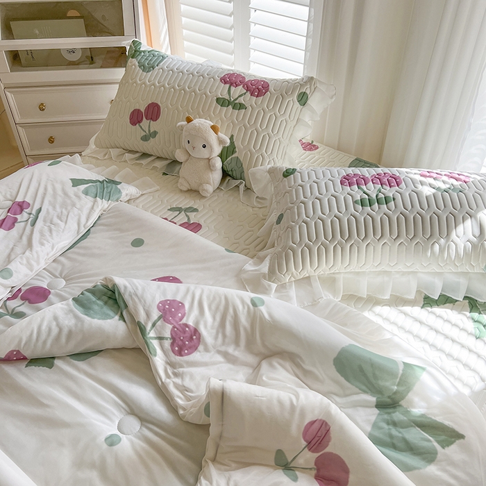 91家纺网 家纺一手货源 找家纺 慕澄家纺 2024新款小版印花床裙款乳胶凉席凉感丝夏被四件套 床裙款-粉樱桃