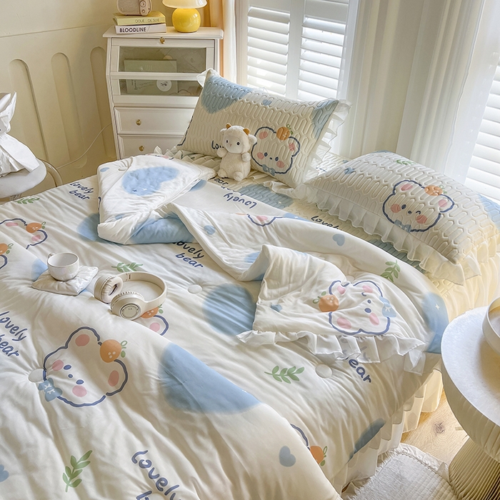 91家纺网 家纺一手货源 找家纺 慕澄家纺 2024新款小版印花床裙款乳胶凉席凉感丝夏被四件套 床裙款-爱心小熊