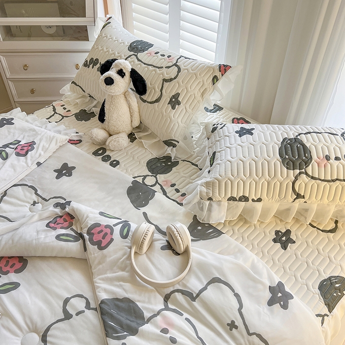 91家纺网 家纺一手货源 找家纺 慕澄家纺 2024新款小版印花床裙款乳胶凉席凉感丝夏被四件套 床裙款-快乐小狗