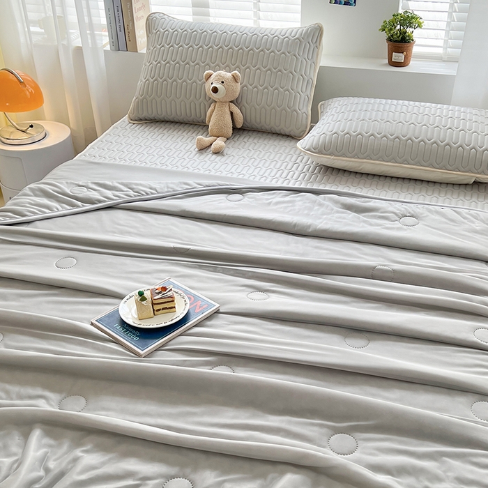 91家纺网 家纺一手货源 找家纺 爱洛 2024新款凉感丝乳胶凉席夏被四件套夏凉被空调被乳胶席 浅灰