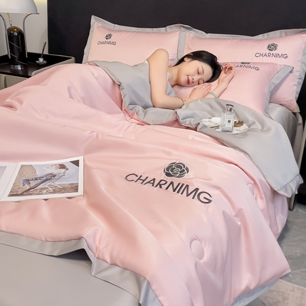 91家纺网 家纺一手货源 找家纺 江暮云家纺 2025新款A类水洗真丝刺绣夏被四件套-百丽儿 百丽儿优雅粉-山灰