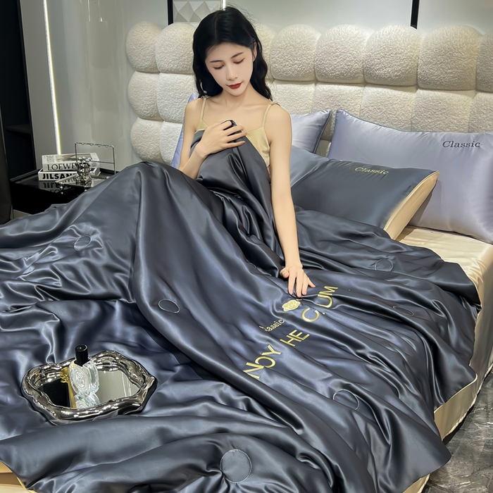 91家纺网 家纺一手货源 找家纺 梦镜家纺 2025新款凉感丝刺绣系列夏被 高级灰+香槟