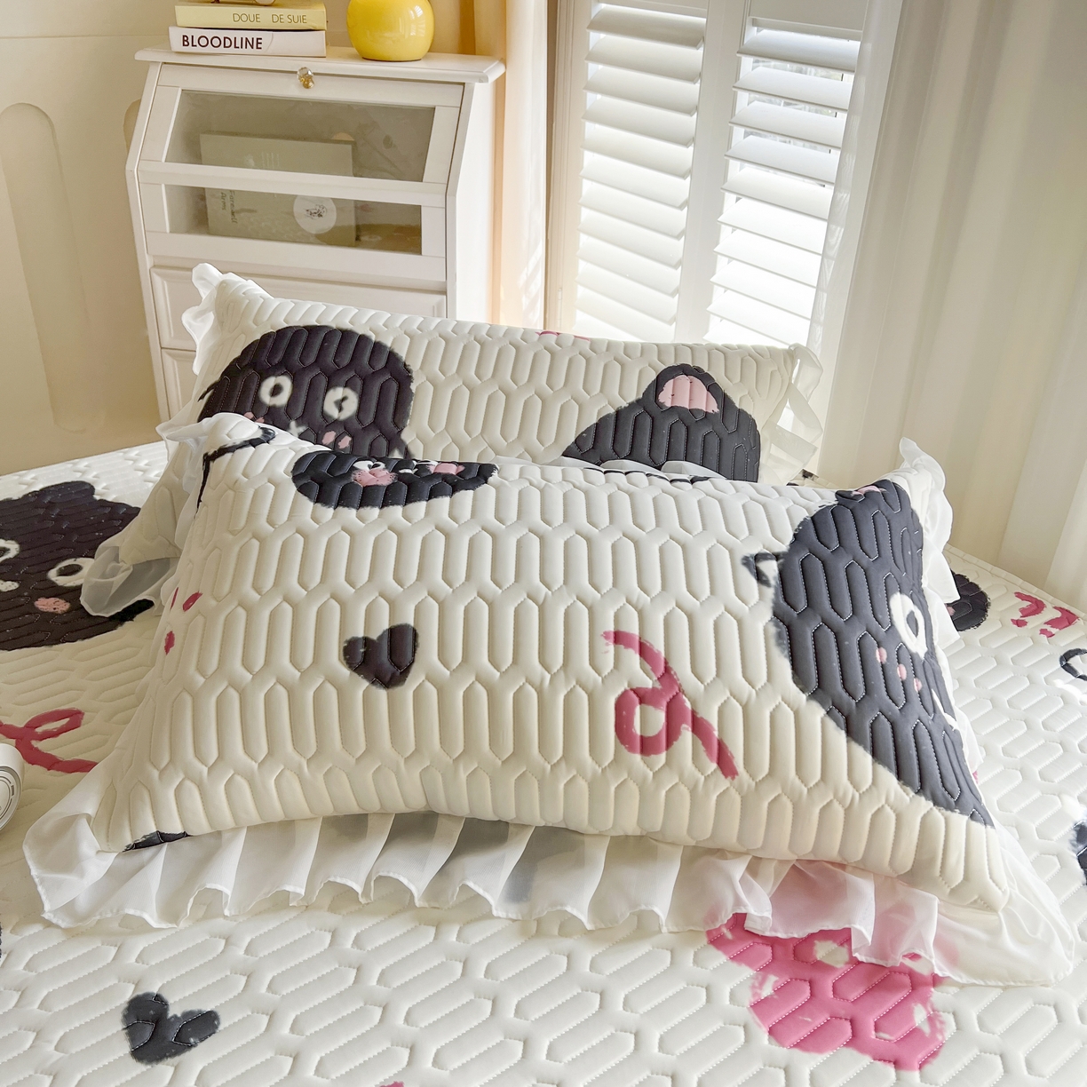 91家纺网 家纺一手货源 找家纺 慕澄家纺 2024新款小版印花床裙款乳胶凉席三件套 床裙款-小煤球