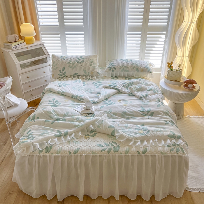91家纺网 家纺一手货源 找家纺 慕澄家纺 2024新款小版印花床裙款乳胶凉席凉感丝夏被四件套 床裙款-绿叶