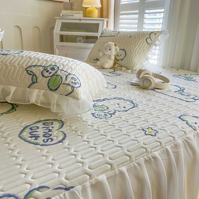 91家纺网 家纺一手货源 找家纺 慕澄家纺 2024新款小版印花床裙款乳胶凉席三件套 床裙款-顽皮小恐龙