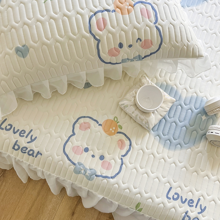 91家纺网 家纺一手货源 找家纺 慕澄家纺 2024新款小版印花床裙款乳胶凉席三件套 床裙款-爱心小熊