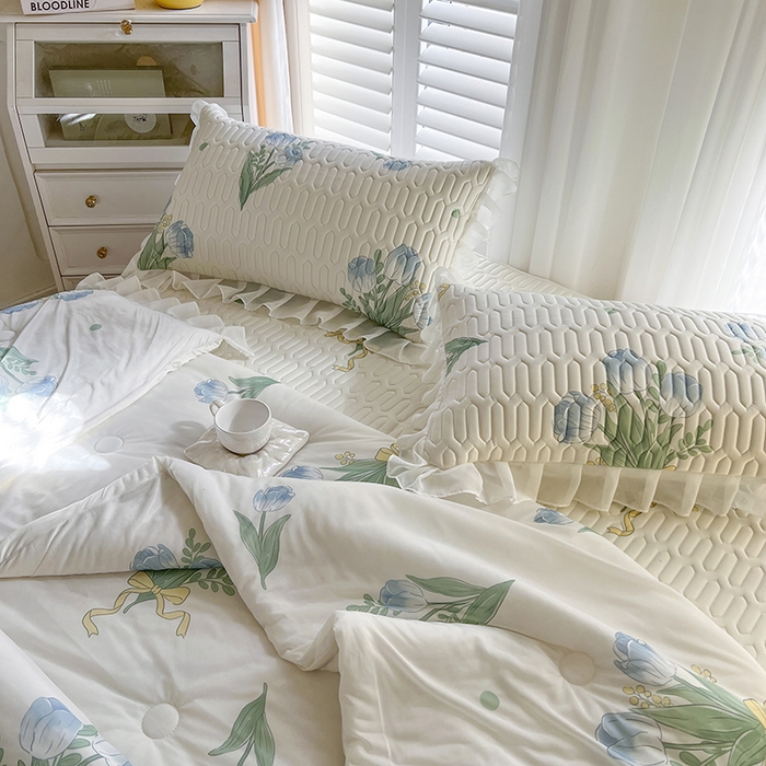 91家纺网 家纺一手货源 找家纺 慕澄家纺 2024新款小版印花床裙款乳胶凉席凉感丝夏被四件套 床裙款-祈愿