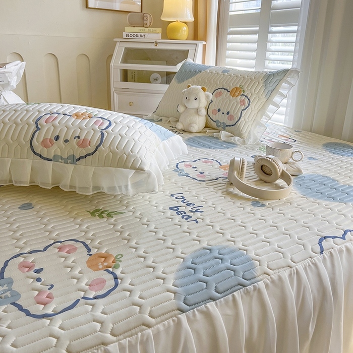 91家纺网 家纺一手货源 找家纺 慕澄家纺 2024新款小版印花床裙款乳胶凉席三件套 床裙款-爱心小熊