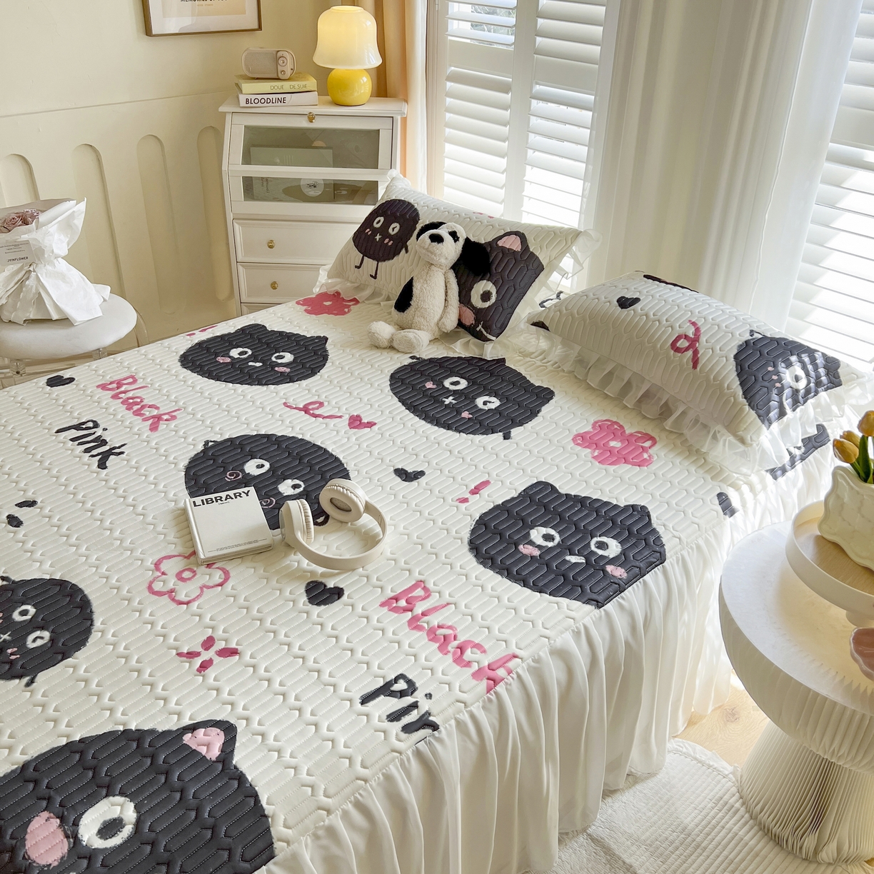 91家纺网 家纺一手货源 找家纺 慕澄家纺 2024新款小版印花床裙款乳胶凉席三件套 床裙款-小煤球