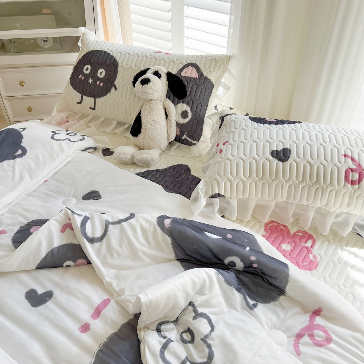 91家纺网 家纺一手货源 找家纺 慕澄家纺 2024新款小版印花床裙款乳胶凉席凉感丝夏被四件套 床裙款-小煤球