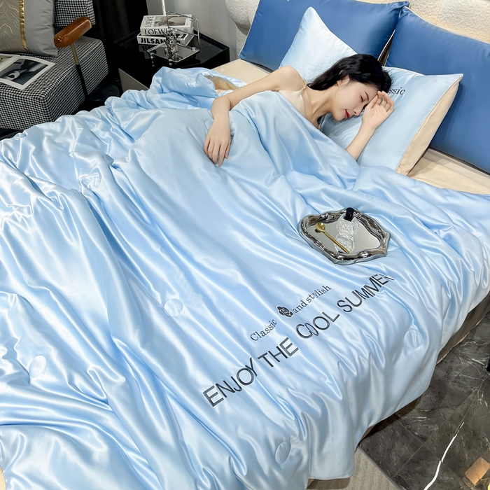 91家纺网 家纺一手货源 找家纺 梦镜家纺 2025新款凉感丝刺绣系列夏被 海盐蓝+香槟