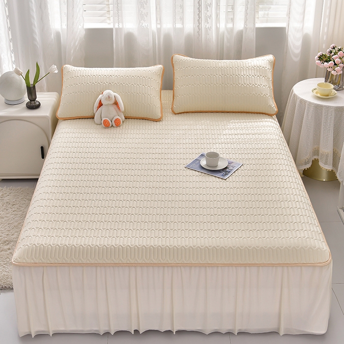 91家纺网 家纺一手货源 找家纺 诺梵家纺 2024新款0.5凉感丝乳胶凉席床裙款三件套 淡奶黄