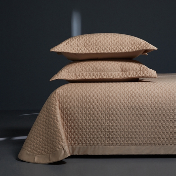 91家纺网 家纺一手货源 找家纺 缔缦 2024新款天丝棉床盖系列 （配大红皮包，不要包装少20） 米咖色