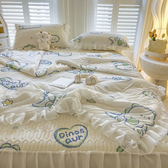 91家纺网 家纺一手货源 找家纺 慕澄家纺 2024新款小版印花床裙款乳胶凉席凉感丝夏被四件套 床裙款-顽皮小恐龙