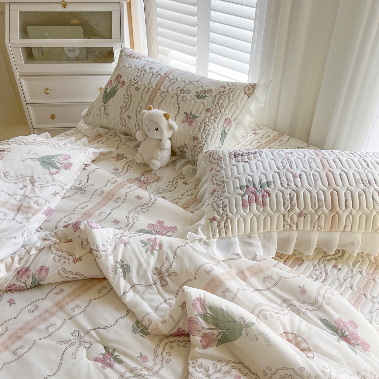 91家纺网 家纺一手货源 找家纺 慕澄家纺 2024新款小版印花床裙款乳胶凉席凉感丝夏被四件套 床裙款-洛丽塔