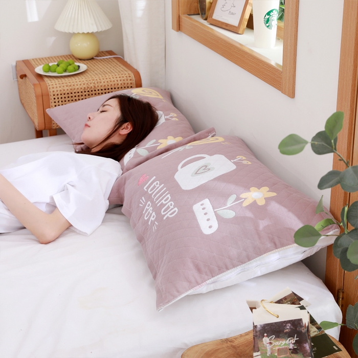 91家纺网 家纺一手货源 找家纺 朴尔家纺 2024新款柔棉卡漫风系列三层纱布枕巾 52*78cm一对 棒棒糖咖