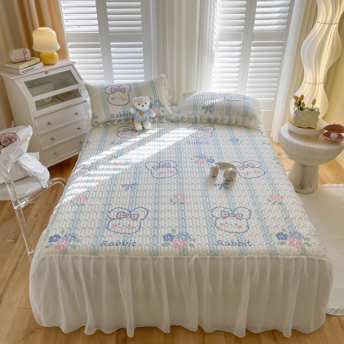 91家纺网 家纺一手货源 找家纺 慕澄家纺 2024新款小版印花床裙款乳胶凉席三件套 床裙款-条纹兔