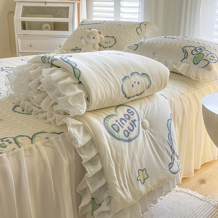 91家纺网 家纺一手货源 找家纺 慕澄家纺 2024新款小版印花床裙款乳胶凉席凉感丝夏被四件套 床裙款-顽皮小恐龙