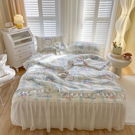 91家纺网 家纺一手货源 找家纺 慕澄家纺 2024新款小版印花床裙款乳胶凉席凉感丝夏被四件套 床裙款-条纹兔