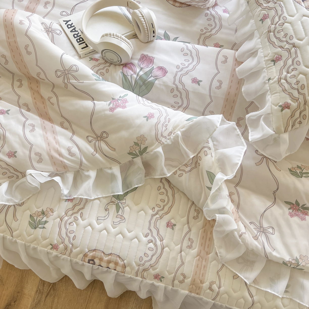 91家纺网 家纺一手货源 找家纺 慕澄家纺 2024新款小版印花床裙款乳胶凉席凉感丝夏被四件套 床裙款-洛丽塔