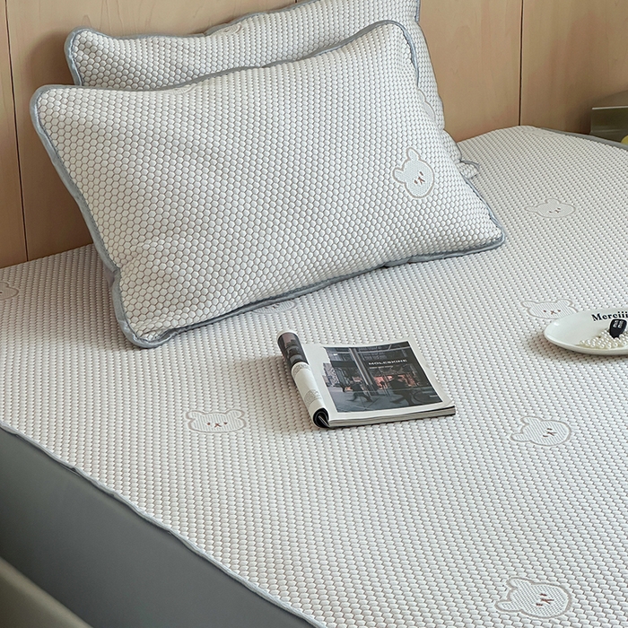 91家纺网 家纺一手货源 找家纺 顾里家纺 新款冰豆豆立体提花软席床笠款 小熊咖