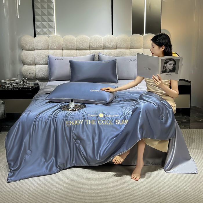 91家纺网 家纺一手货源 找家纺 梦镜家纺 2025新款凉感丝刺绣系列夏被 优雅紫+山灰