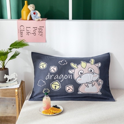 91家纺网 家纺一手货源 找家纺 朴尔家纺-毛巾被 2024新款成人定位卡通大版花全棉四层纱布枕巾53*78cm一对 犄角龙