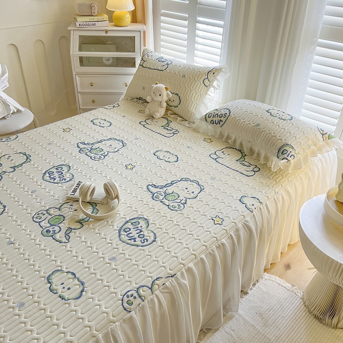 91家纺网 家纺一手货源 找家纺 慕澄家纺 2024新款小版印花床裙款乳胶凉席三件套 床裙款-顽皮小恐龙