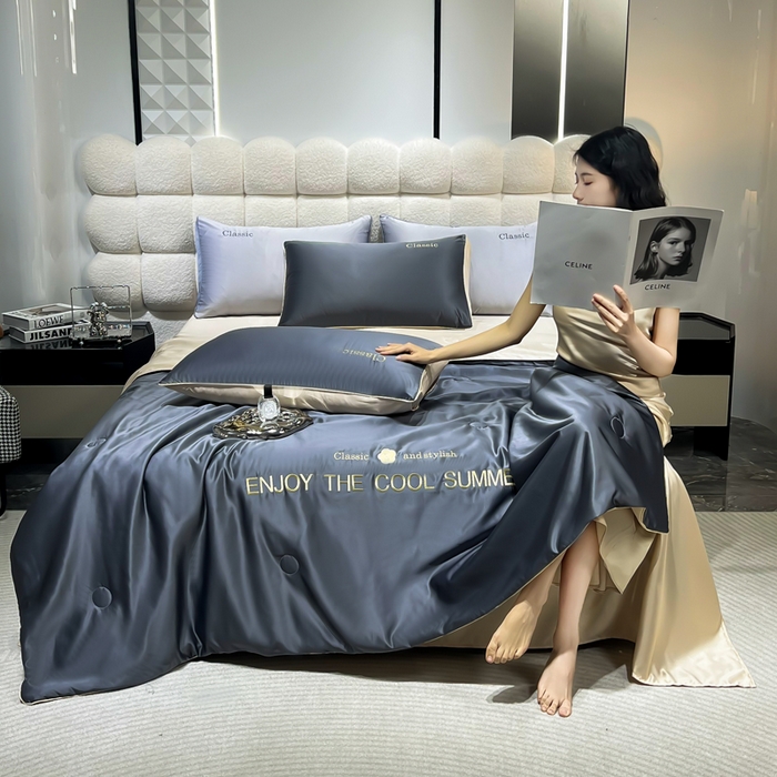 91家纺网 家纺一手货源 找家纺 梦镜家纺 2025新款凉感丝刺绣系列夏被 高级灰+香槟