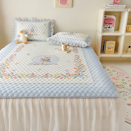 91家纺网 家纺一手货源 找家纺 （总）柒月家居 2024新款奶油风大版凉感丝床裙款乳胶席