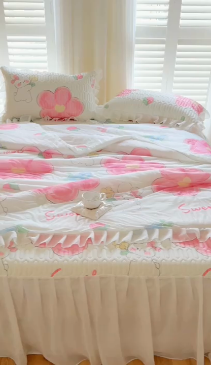 91家纺网 家纺一手货源 找家纺 慕澄家纺 2024新款小版印花床裙款乳胶凉席凉感丝夏被四件套 床裙款-心花怒放