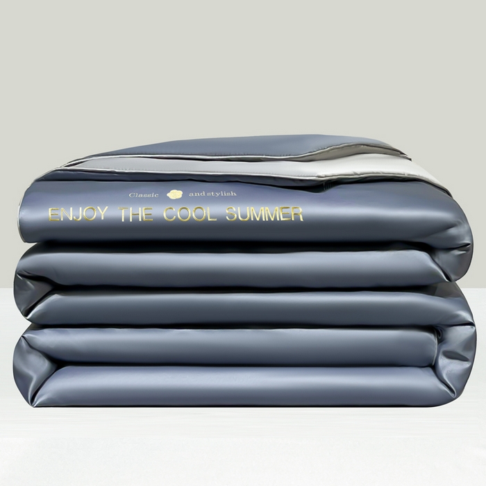 91家纺网 家纺一手货源 找家纺 梦镜家纺 2025新款凉感丝刺绣系列夏被 优雅紫+山灰