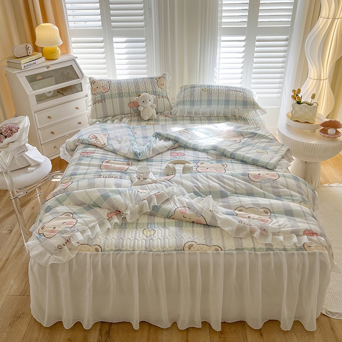 91家纺网 家纺一手货源 找家纺 慕澄家纺 2024新款小版印花床裙款乳胶凉席凉感丝夏被四件套 床裙款-格子熊